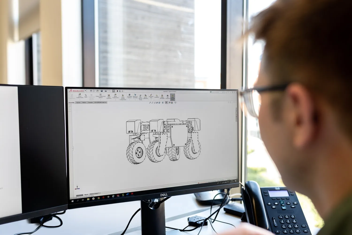 Inženir pregleduje 3D model na zaslonu