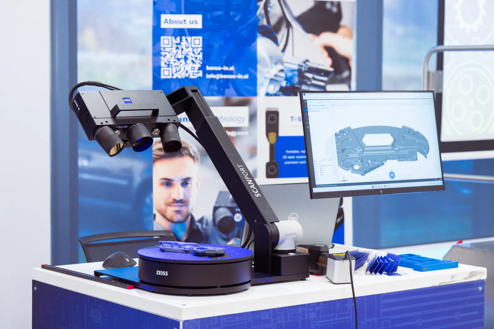 3D skener na robotski roki meri kovinski del
