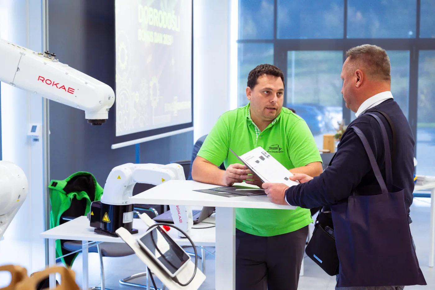 Inženirja ob sodelujočem robotu